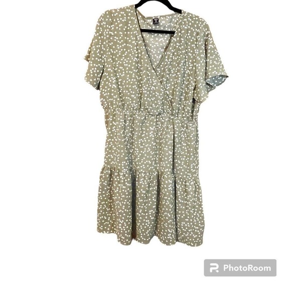 Women's Wrap Ruffled Dress Size 2XL SHEIN Brand Sage Green with white‎ hearts - Picture 1 of 4